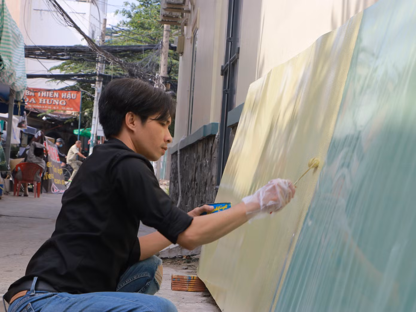 Anh Bảo có hơn 5 năm gắn bó với công việc vẽ thủ công bảng hiệu.