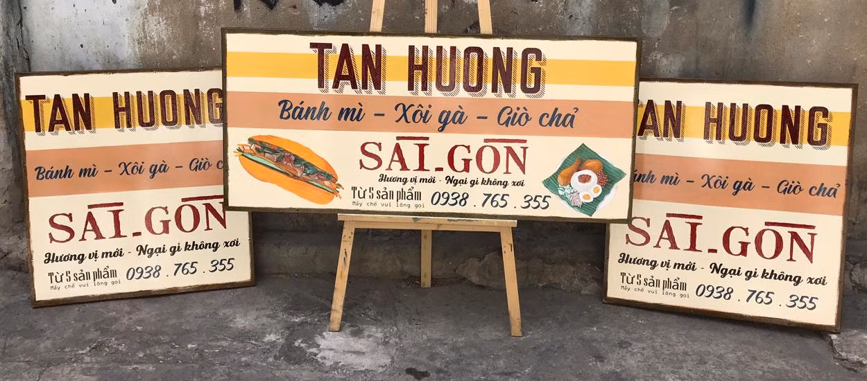 Các quán ăn, quán cà phê lựa chọn bảng hiệu thủ công phong cách xưa cũ vì gần gũi và thu hút khách hàng, đặc biệt là giới trẻ.