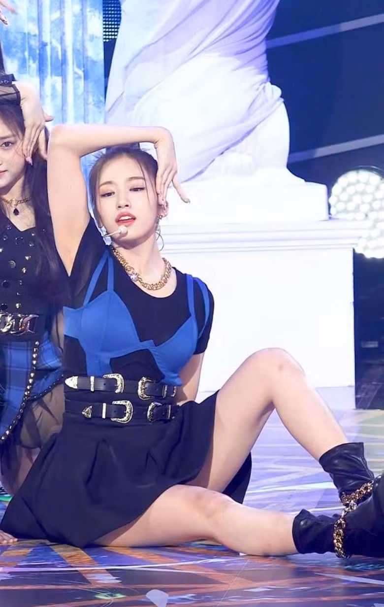 Dân mạng không tiếc lời chỉ trích stylist của Yujin.