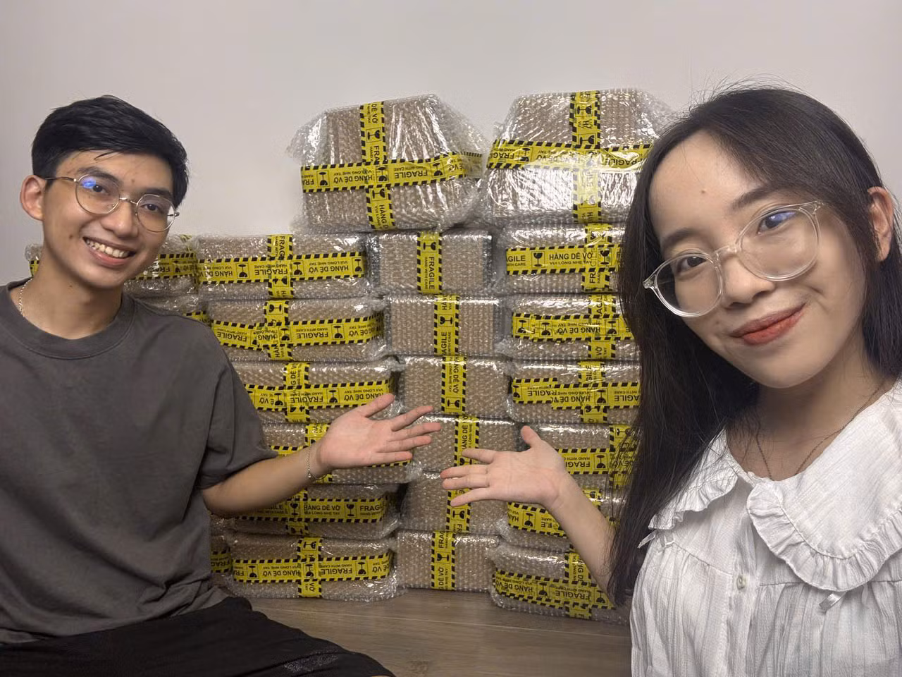 Đôi bạn trẻ khởi nghiệp nến thơm hình cây thông, ngày bán 300 đơn.