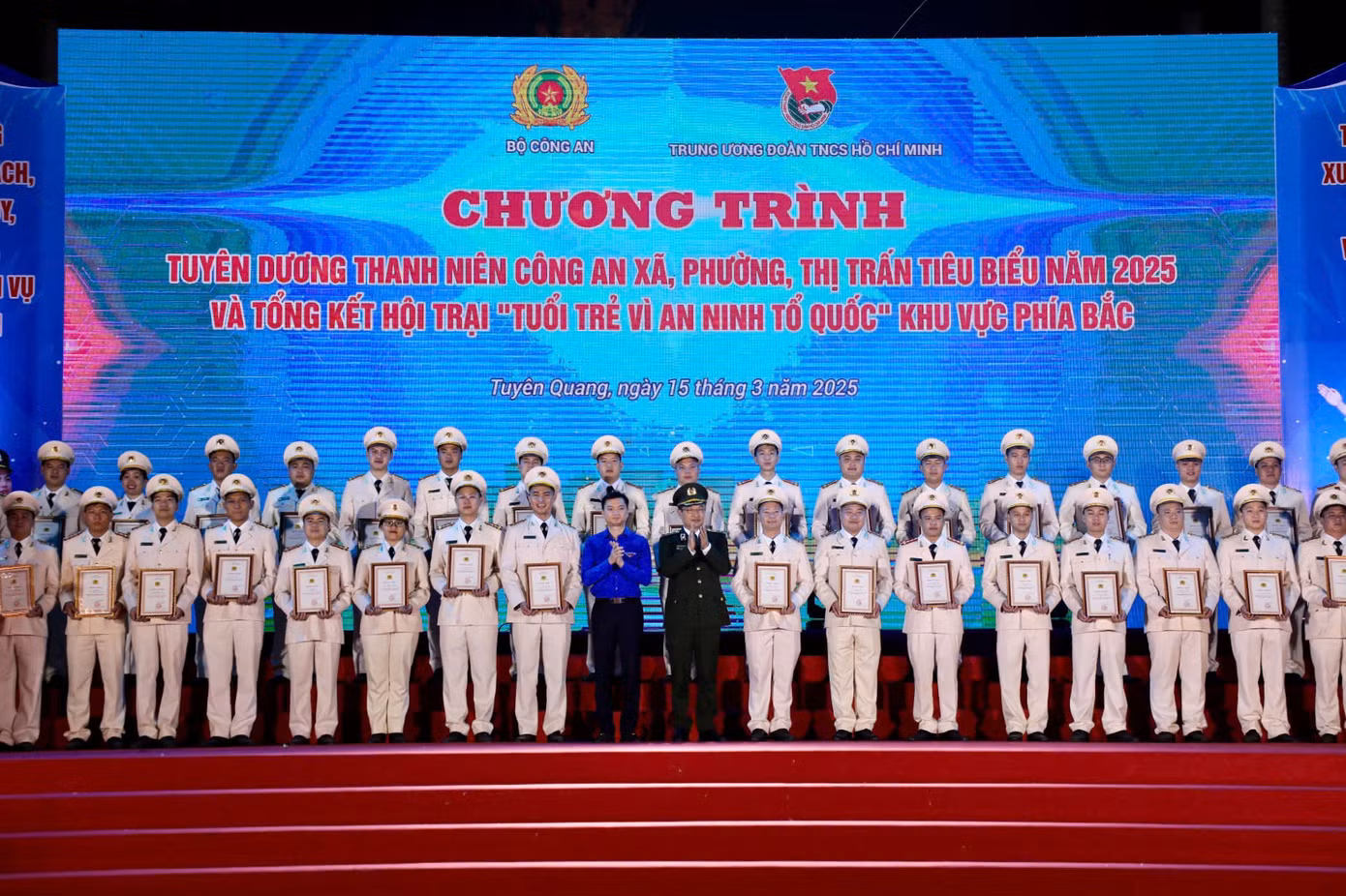 Anh Nguyễn Minh Triết - Bí thư Trung ương Đoàn và Trung tướng Nguyễn Ngọc Toàn - Cục trưởng Cục Công tác chính trị, Bộ Công an trao bằng khen cho 80 thanh niên Công an xã, phường, thị trấn tiêu biểu năm 2025.