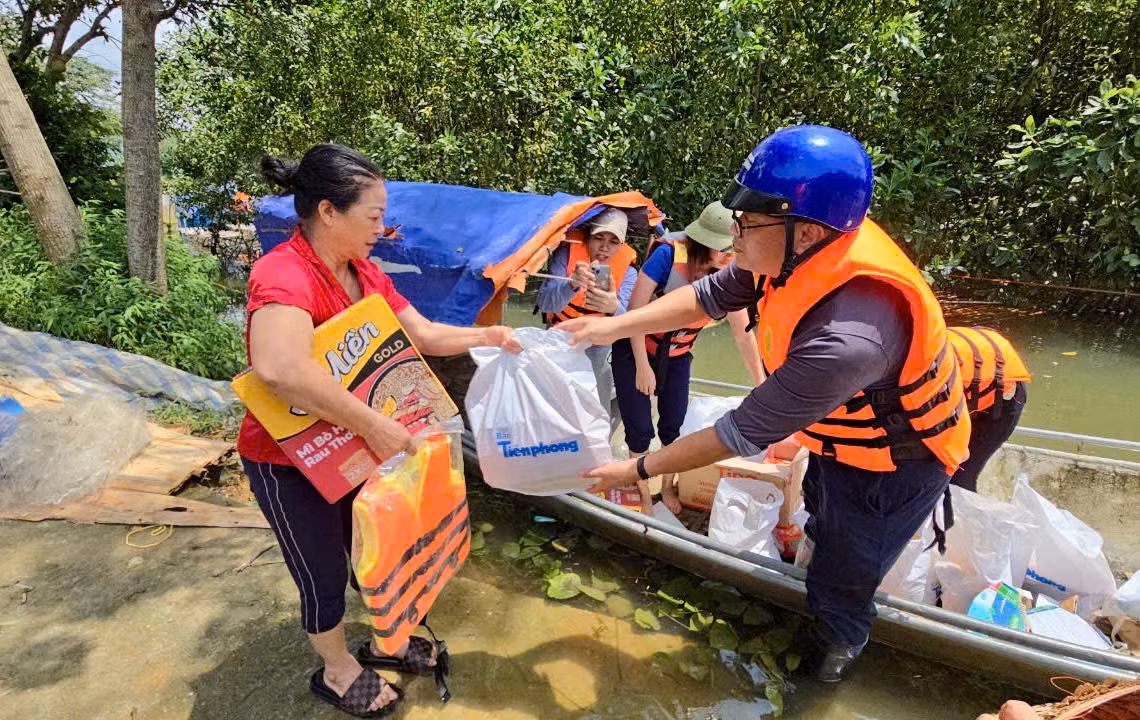 Bà Nguyễn Thị Oanh (65 tuổi) chia sẻ, nước lũ dâng cao quá nhanh khiến bà không kịp xoay xở. Tổng khoảng 70 con gà, vịt, ngan cùng nhiều vật dụng trong nhà đều bị cuốn trôi, hư hỏng. "Nhà tôi giờ vẫn ngập quá nửa, phải trú nhờ nhà người thân. Bị nước cô lập, thiếu thốn đủ thứ, được đoàn công tác tặng quà, chúng tôi rất mừng, cảm ơn các nhà hảo tâm, mạnh thường quân", bà Oanh nói.