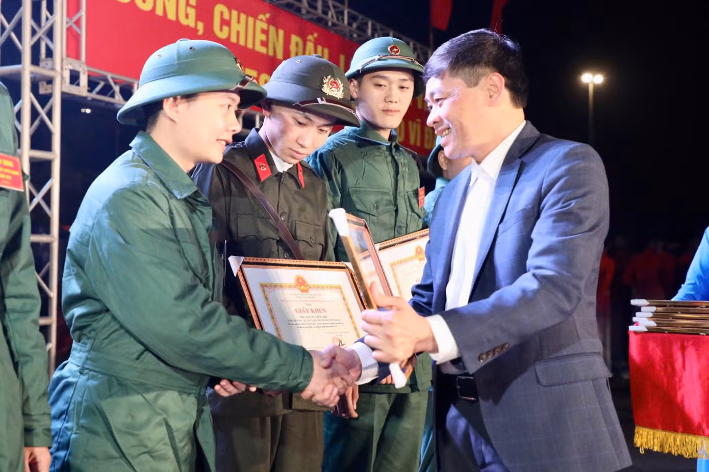 Đồng chí Phạm Quốc Chương - Phó Bí thư Thành ủy, Chủ tịch UBND TP Tuyên Quang tặng giấy khen cho các thanh niên tiêu biểu viết đơn tình nguyện tham gia nghĩa vụ quân sự.