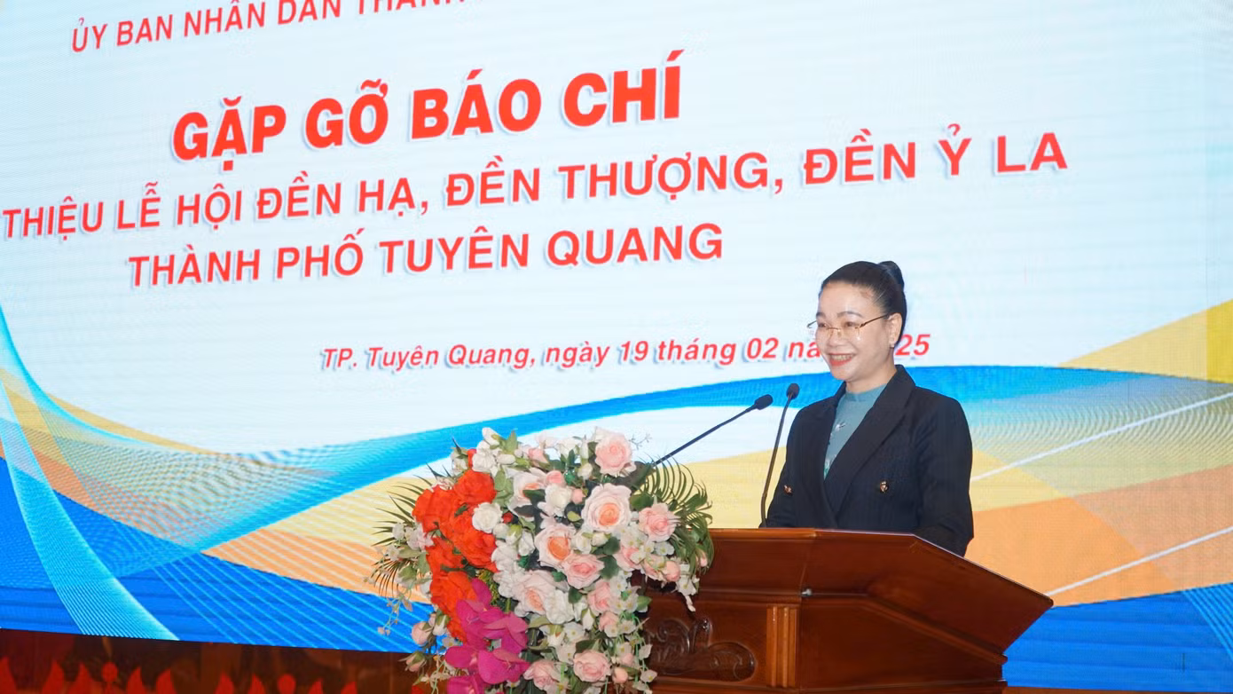 Bà Vũ Quỳnh Loan - Phó Chủ tịch UBND thành phố Tuyên Quang - thông tin về lễ hội.