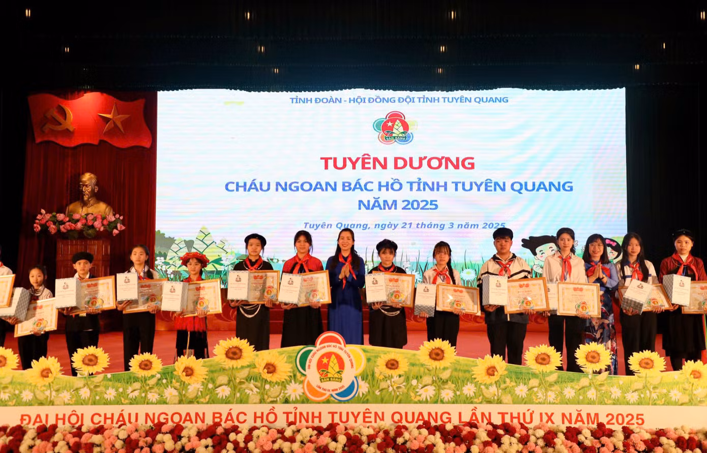 Lãnh đạo Tỉnh Đoàn Tuyên Quang trao Bằng khen của Chủ tịch UBND tỉnh cho các cháu học sinh.