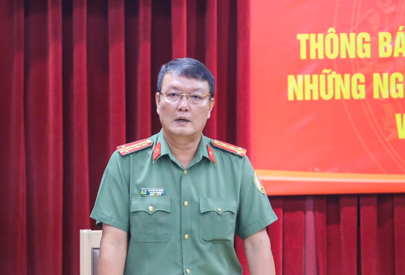 Đại tá Nguyễn Bá Tuấn, Phó Cục trưởng, Cục Quản lý xuất nhập cảnh, thông tin tại họp báo. Ảnh: Phạm Nam.