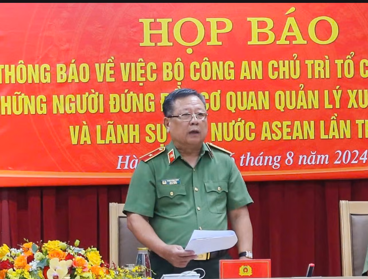 Thiếu tướng Phạm Đăng Khoa, Cục trưởng Cục Quản lý xuất nhập cảnh, thông tin tại họp báo. Ảnh: Phạm Nam.