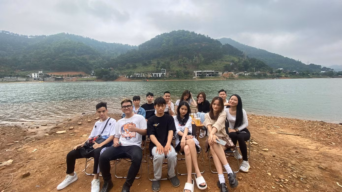 Tới Hồ Đồng Đò dịp cuối tuần này, bạn Ngọc Ánh, thuộc nhóm sinh viên Trường Đại học Phương Đông cho biết: “Ở đây không khí trong lành, mát mẻ, tới đây nghỉ ngơi giúp bọn em giải toả căng thẳng sau một tuần học tập. Tuy nhiên vì đi vào cuối tuần nên hơi đông đúc, điều này cũng khó tránh được.”