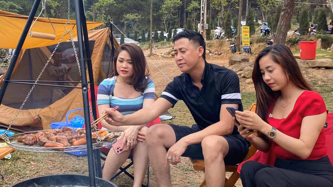 Anh Dương Huy Trường, một nhân viên văn phòng chia sẻ: “Thời gian vừa rồi do dịch bệnh kéo dài nên cả gia đình không có cơ hội ra ngoài trải nghiệm. Đợt này tranh thủ cuối tuần, mình đưa mọi người đến đây. Thứ nhất là ngắm cảnh, thứ hai là đi chơi, giao lưu và ăn uống cùng gia đình. Ở đây không khí trong lành và "sơn thuỷ hữu tình", đáng sống và đáng để hưởng thụ.”
