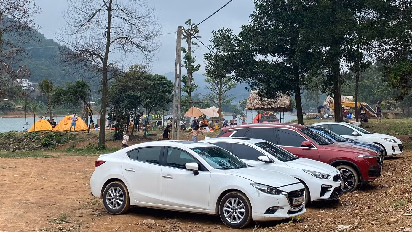 Nhiều gia đình, các công ty cũng tới đây tổ chức vui chơi, team building và thưởng thức tiệc nướng ngoài trời. Ngoài cắm trại, người tới tham quan có thể thuê cần câu, thuyền phao, kayak, SUP... để trải nghiệm hoặc lựa chọn đạp xe, chạy bộ quanh khu vực hồ.