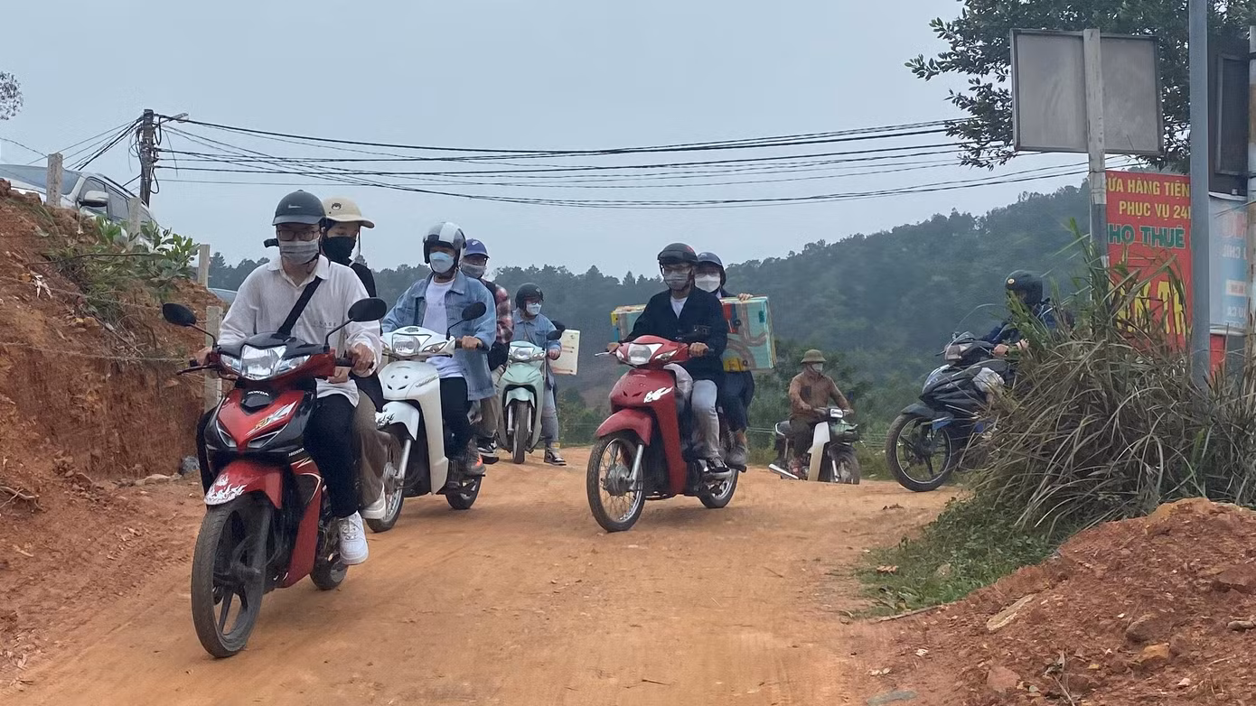 'Nam thanh nữ tú' mang theo đồ đạc chuẩn bị cắm trại cuối tuần tại Hồ Đồng Đò