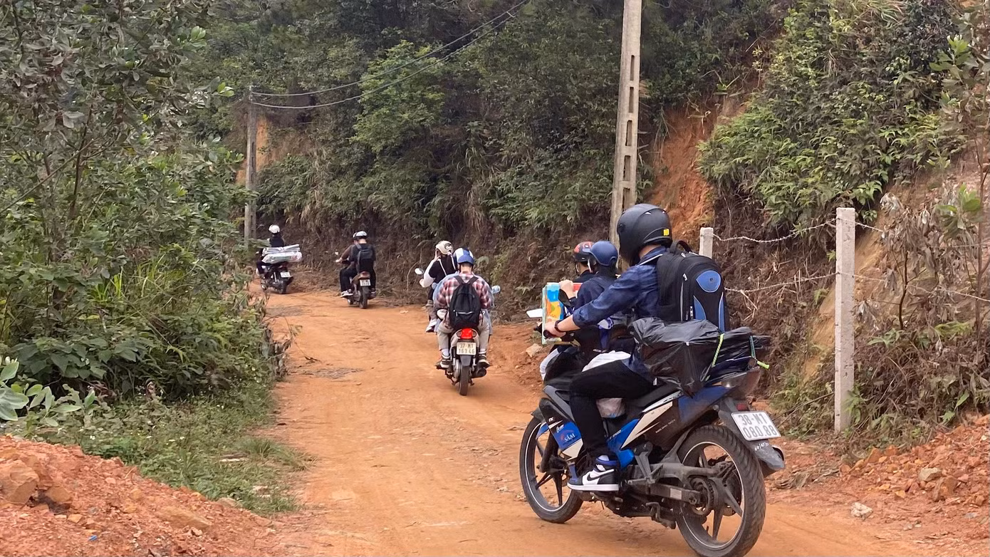 'Nam thanh nữ tú' thường đem theo lều trại và đồ ăn để tự chế biến, vừa 'tự thưởng' một bữa ăn dân dã lại vừa được đắm mình trong khung cảnh thơ mộng, yên bình tại đây.