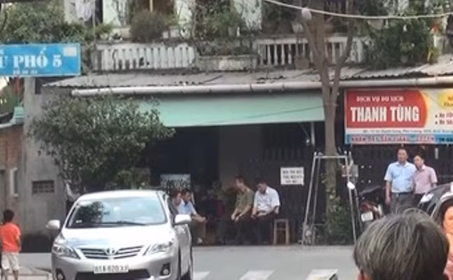 Công an phong tỏa, khám xét ngôi nhà nghi liên quan vụ nổ Cục thuế Bình Dương ảnh 1