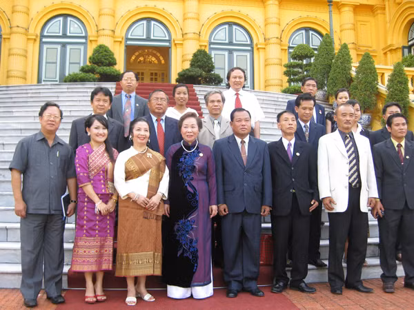 Nhotkhammani và mẹ chụp ảnh cùng Phó Chủ tịch nước Nguyễn Thị Doan dịp kỷ niệm 100 năm ngày sinh cố chủ tịch Souphanouvong