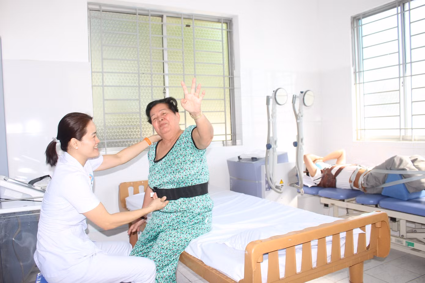 Bệnh nhân hân hoan đến tập vật lý trị liệu ngay tại trạm y tế mà không cần tới bệnh viện Bệnh nhân hân hoan đến tập vật lý trị liệu ngay tại trạm y tế mà không cần tới bệnh viện