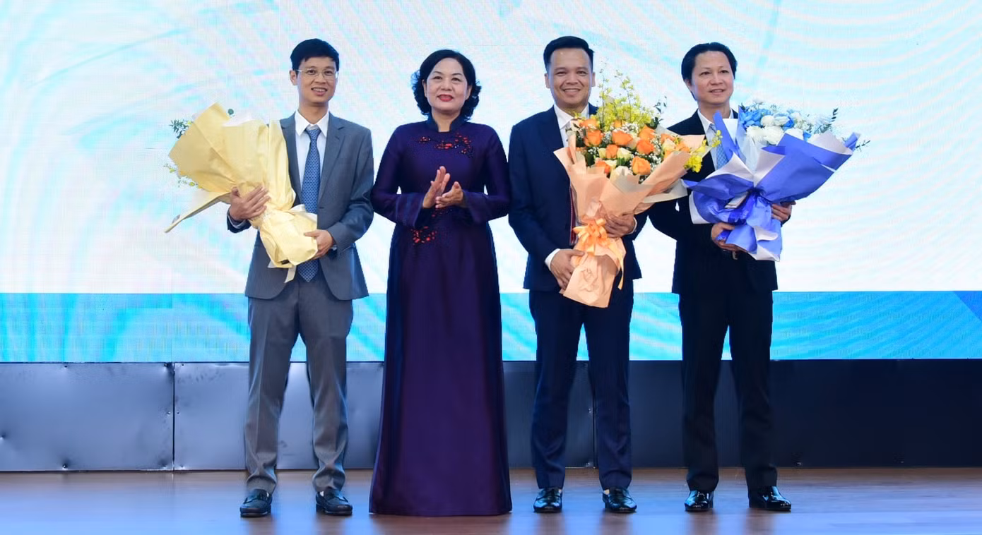 Thống đốc Ngân hàng Nhà nước Việt Nam Nguyễn Thị Hồng tặng hoa chúc mừng tân Tổng Giám đốc VietinBank (thứ hai từ phải sang).
