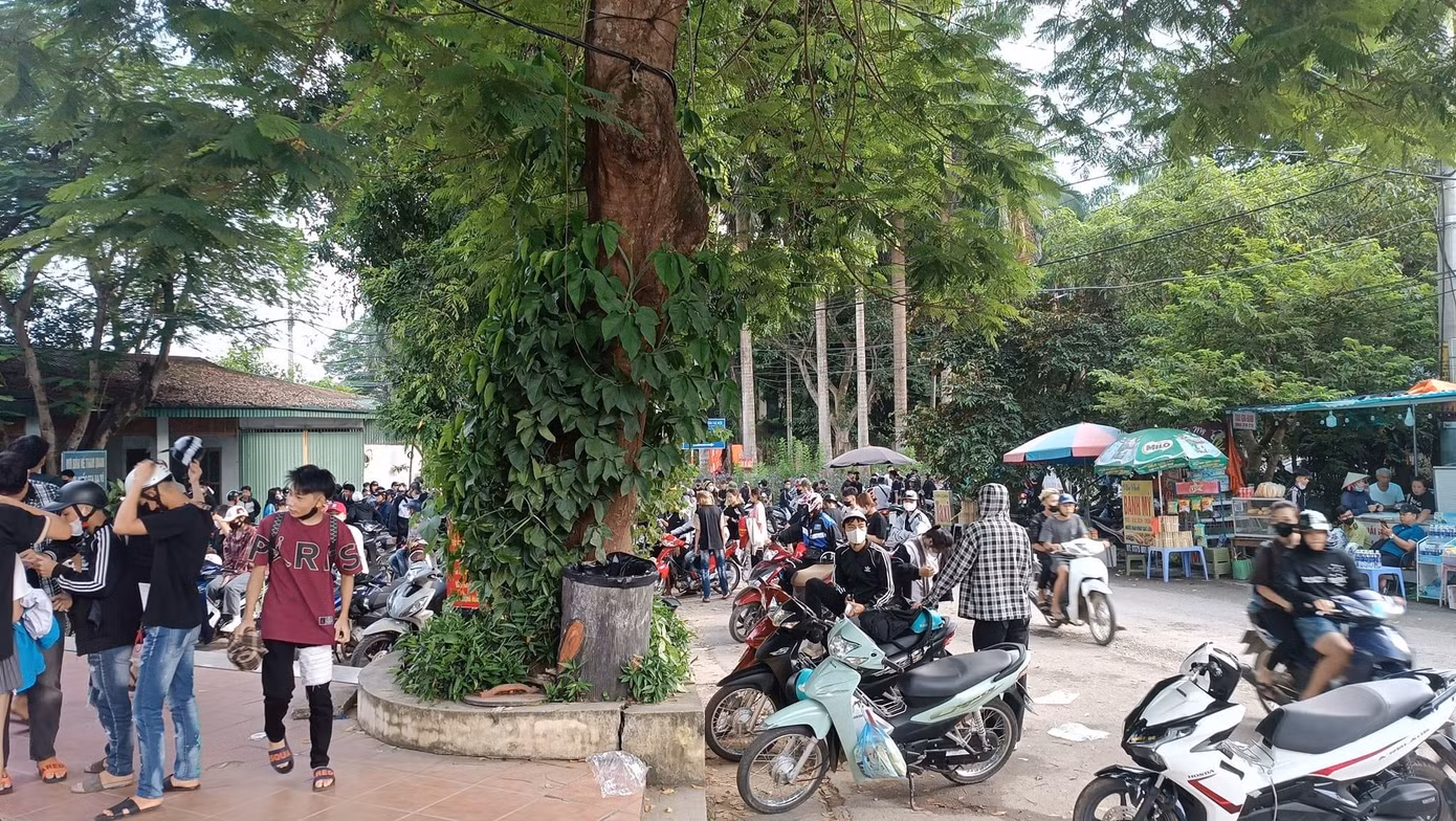 Theo báo cáo nhanh của Ban Giám đốc Vườn quốc gia Ba Vì, từ ngày 31/8 đến chính lễ 2/9, tổng lượng du khách mỗi ngày dao động từ 2 đến 7 nghìn người. Ghi nhận của PV ngày chính lễ, du khách đổ về rất đông từ 7 - 8h sáng và đầu giờ chiều. Trong đó, số lượng du khách là học sinh, sinh viên, thanh niên chiếm 2/3. Ảnh: Diệu Nhi