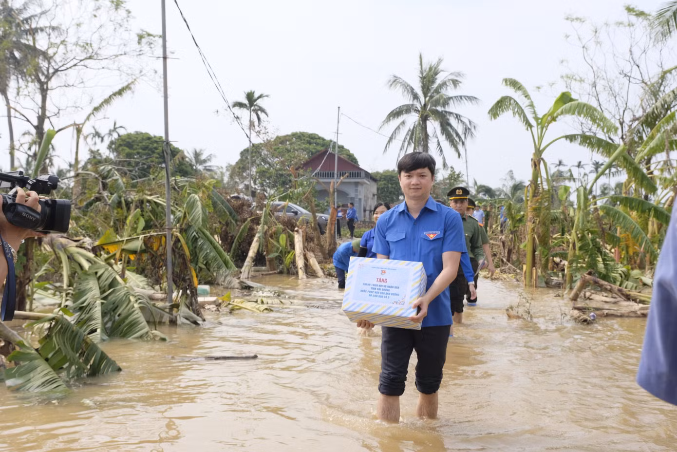 Anh Nguyễn Minh Triết - Bí thư T.Ư Đoàn, Chủ tịch T.Ư Hội SVVN dẫn đầu đoàn công tác đến thăm hỏi, trao quà tặng và hỗ trợ cho các hộ gia đình khó khăn tại xã Hà Thanh (huyện Tứ Kỳ, tỉnh Hải Dương). Ảnh: Châu Linh