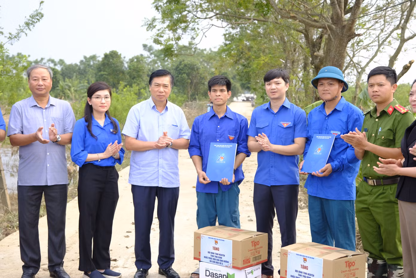 Đoàn công tác T.Ư Đoàn thăm, hỗ trợ kinh phí khắc phục sửa chữa do bị ảnh hưởng bởi mưa bão cho trường TH&amp;THCS Hồng Lý và tặng quà cho 20 hộ gia đình có hoàn cảnh khó khăn tại Làng chài Phú Chử (xã Việt Hùng, huyện Vũ Thư). Ảnh: Châu Linh