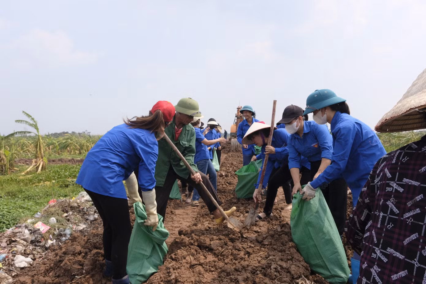 Đoàn công tác T.Ư Đoàn thăm, tặng quà đội hình tình nguyện tham gia khắc phục hậu quả sau mưa lũ trên hơn 10km đê bối bao quanh sông Lục và sông Bắc Hưng Hải. Ảnh: Châu Linh