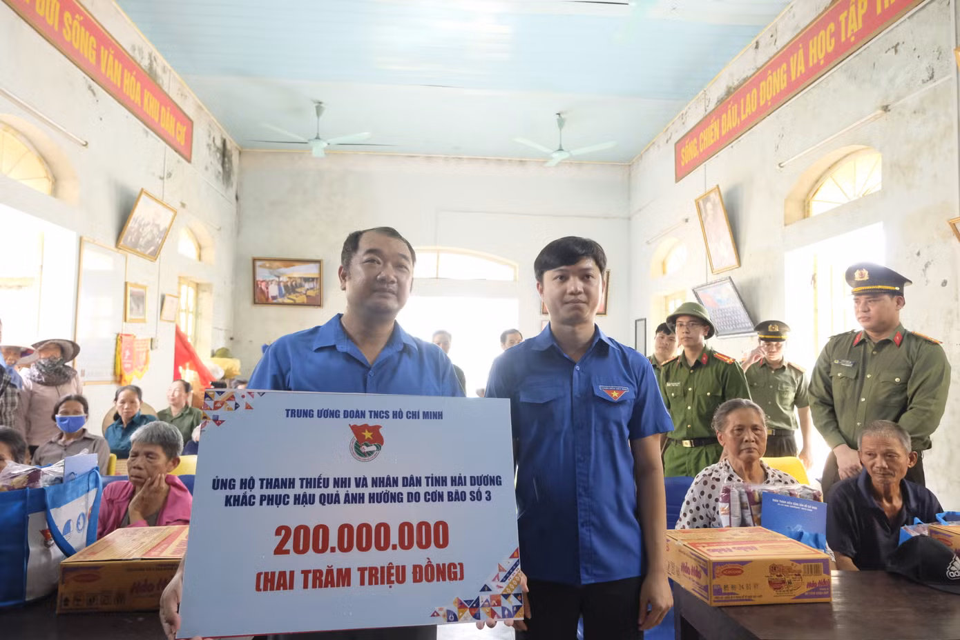 T.Ư Đoàn trao tặng tiền mặt, nhu yếu phẩm, thuốc cho các hộ gia đình bị ảnh hưởng nặng nề bởi bão lũ. Ảnh: Châu Linh