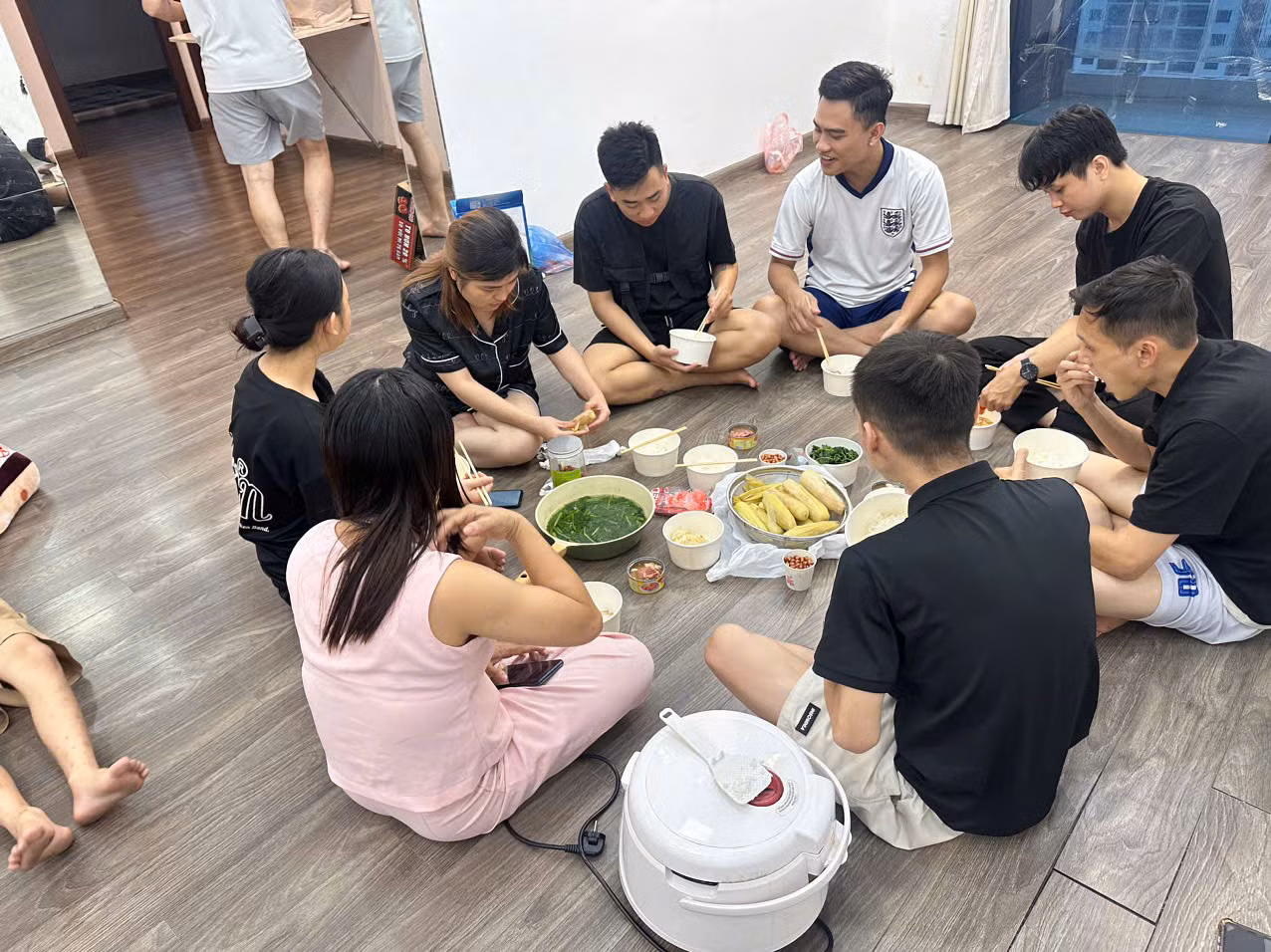 Hình ảnh những người đang trú tạm tại chung cư nhà chị Phương Anh.