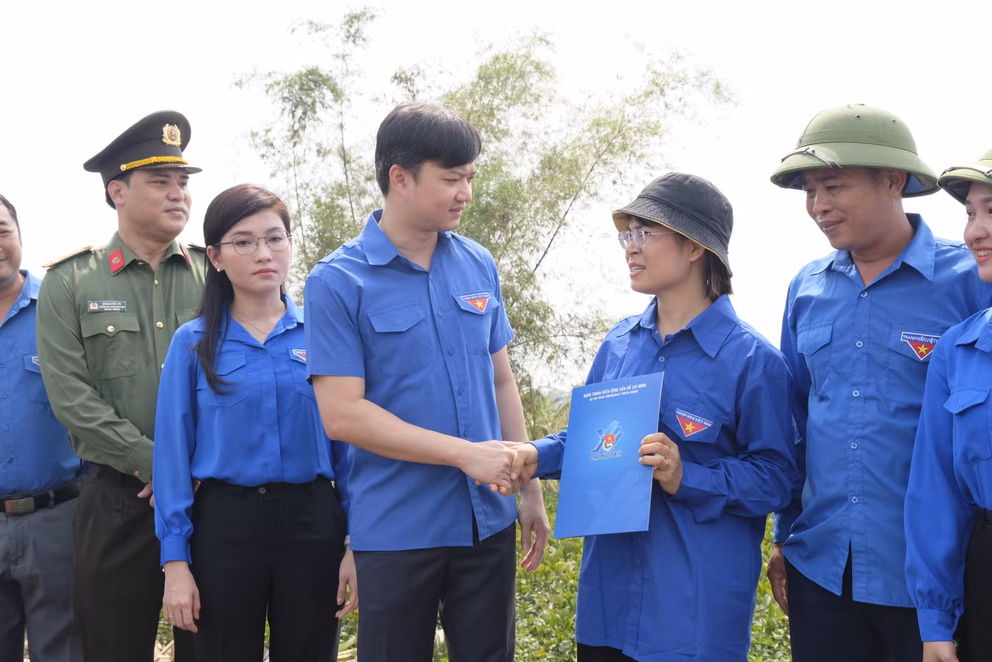 Đoàn công tác T.Ư Đoàn thăm, tặng quà đội hình tình nguyện tham gia khắc phục hậu quả sau mưa lũ trên hơn 10km đê bối bao quanh sông Lục và sông Bắc Hưng Hải. Ảnh: Châu Linh