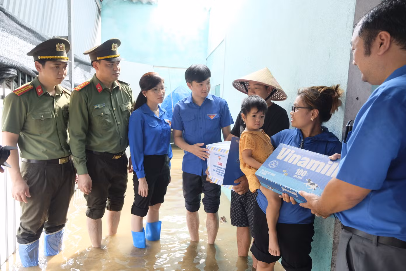 Anh Nguyễn Minh Triết - Bí thư T.Ư Đoàn, Chủ tịch T.Ư Hội SVVN dẫn đầu đoàn công tác đến thăm hỏi, trao quà tặng và hỗ trợ cho các hộ gia đình khó khăn tại xã Hà Thanh (huyện Tứ Kỳ, tỉnh Hải Dương). Ảnh: Châu Linh