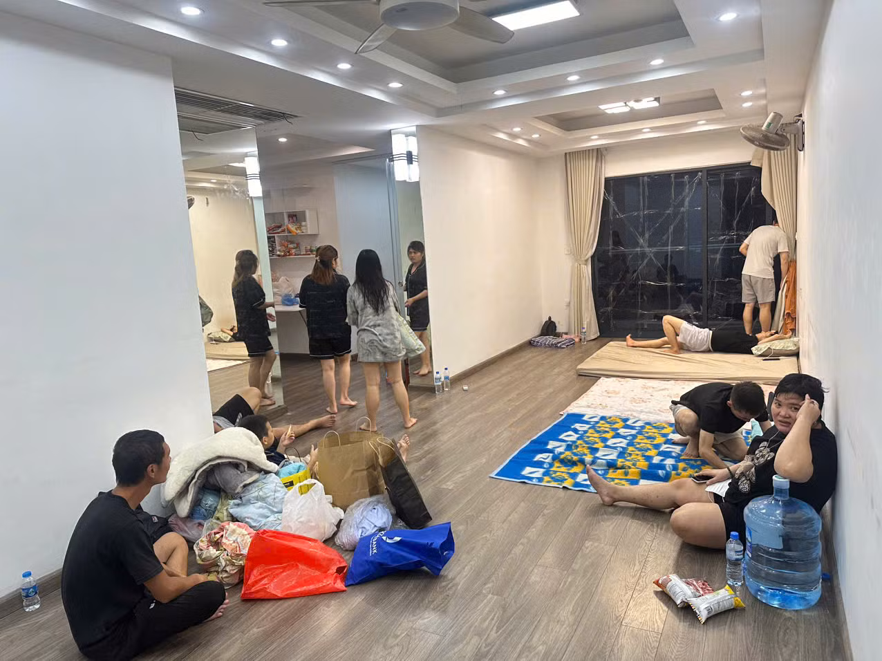 Hình ảnh những người đang trú tạm tại chung cư nhà chị Phương Anh.