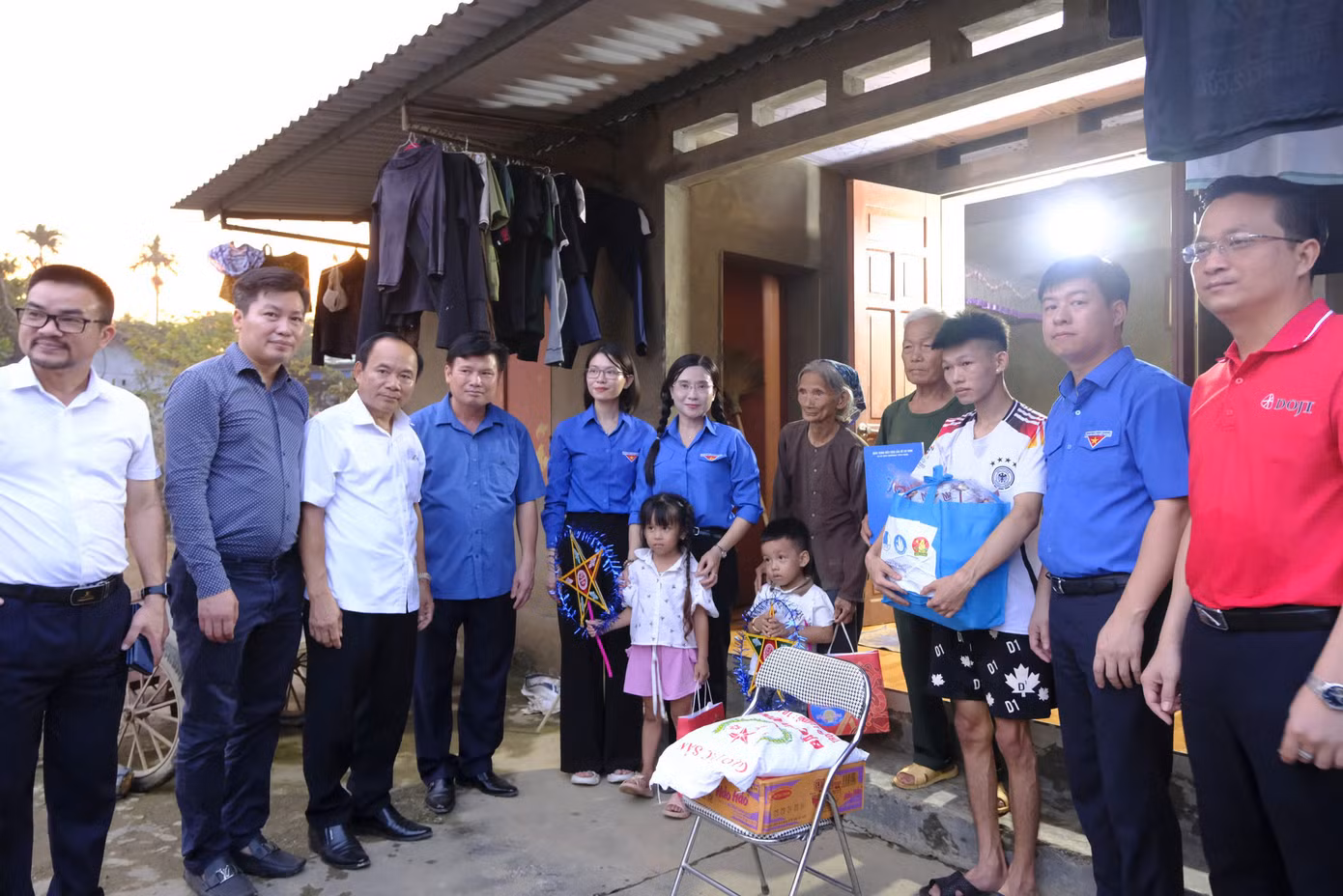 Chị Nguyễn Phạm Duy Trang trực tiếp đến thăm, tặng quà 5 gia đình hộ nghèo, cận nghèo bị ảnh hưởng bởi bão lũ tại thôn Phú Minh, xã Đào Xá, huyện Phú Bình. Ảnh: Châu Linh