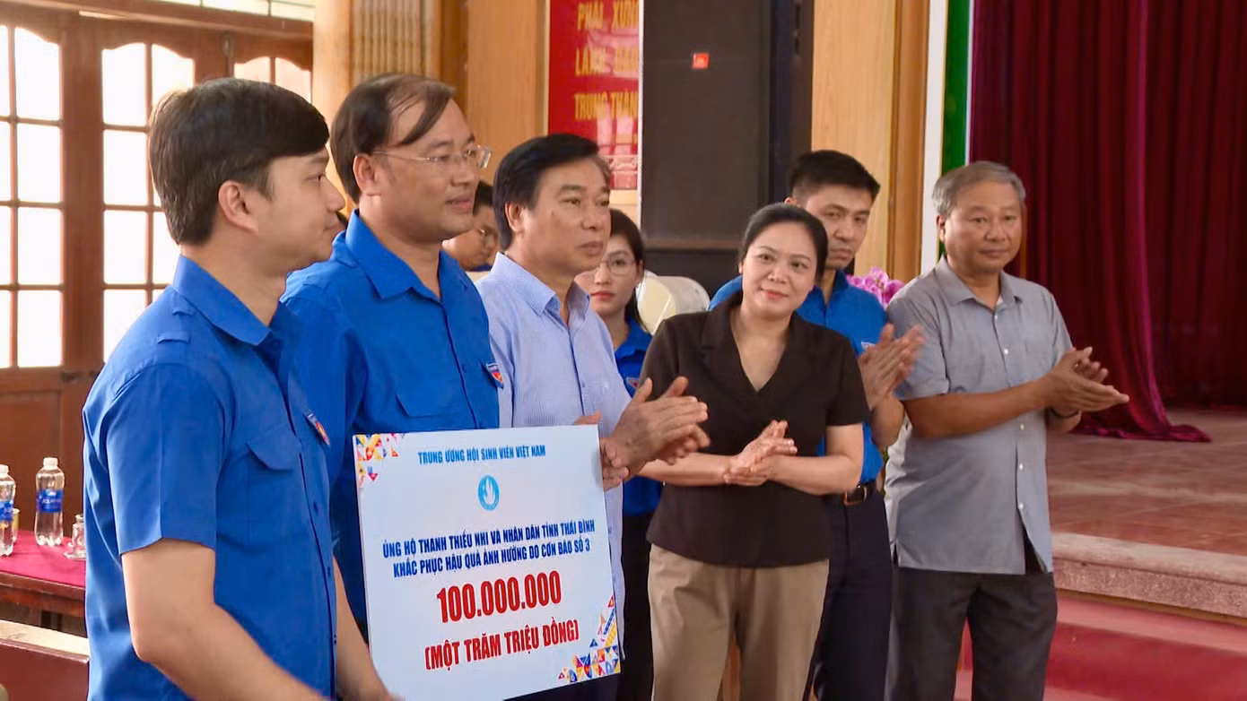 Đoàn công tác T.Ư Đoàn thăm, hỗ trợ kinh phí khắc phục sửa chữa do bị ảnh hưởng bởi mưa bão cho trường TH&amp;THCS Hồng Lý và tặng quà cho 20 hộ gia đình có hoàn cảnh khó khăn tại Làng chài Phú Chử (xã Việt Hùng, huyện Vũ Thư). Ảnh: Châu Linh