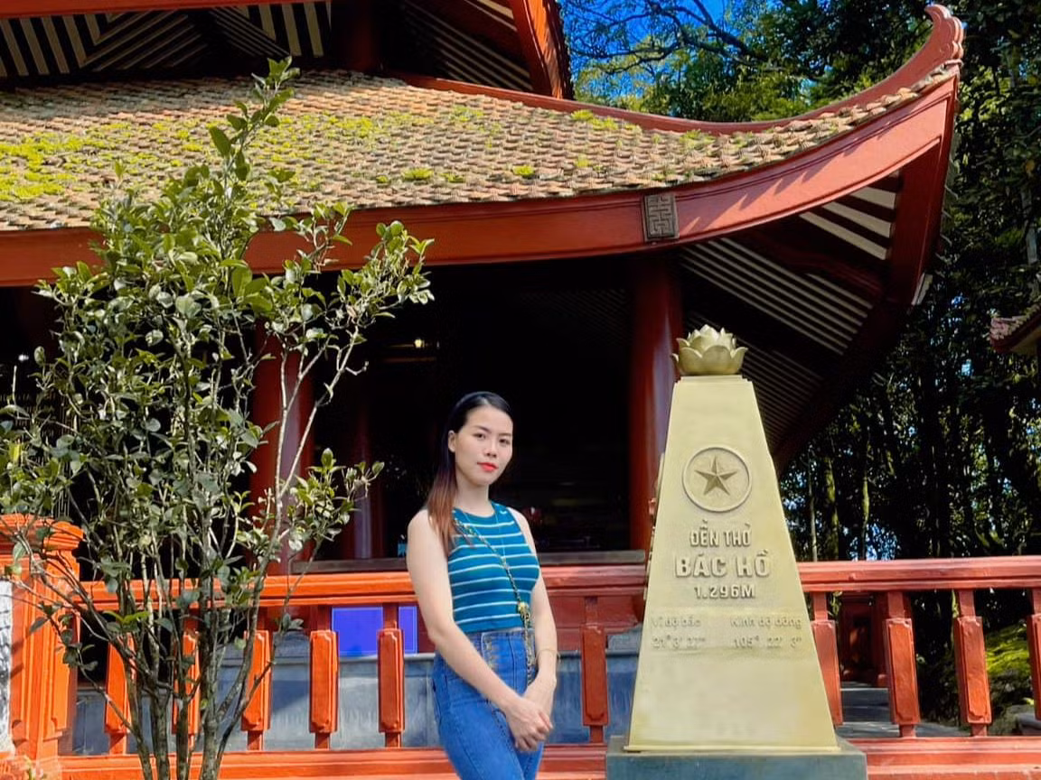 Đặc biệt, trong dịp Tết Độc lập năm nay, nhiều bạn trẻ đã thành tâm leo đến Đền thờ Bác Hồ để thăm, dâng hương, bày tỏ sự tưởng nhớ và biết ơn vị lãnh tụ vĩ đại của dân tộc.
