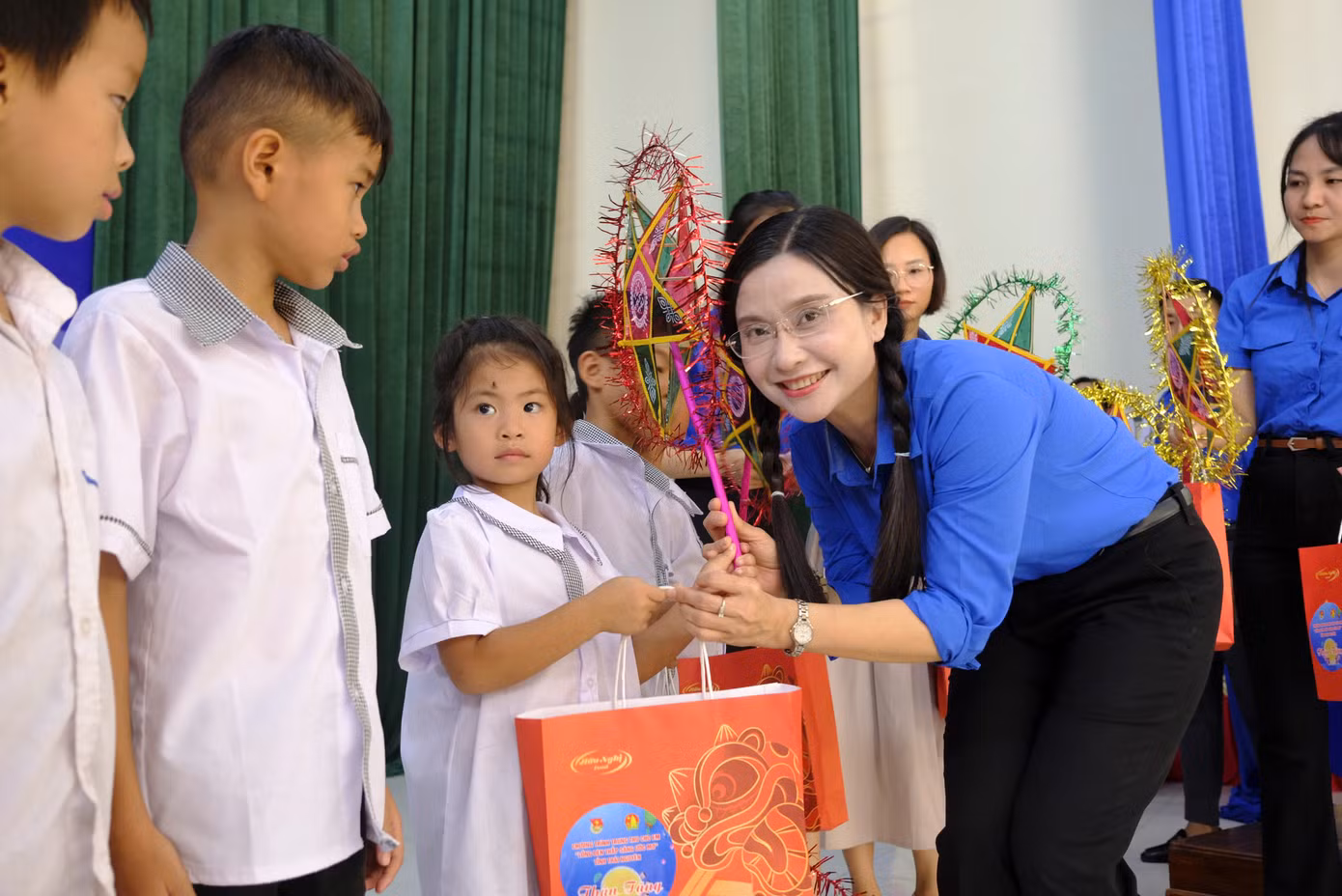 Chị Nguyễn Phạm Duy Trang - Bí thư T.Ư Đoàn, Chủ tịch Hội đồng Đội T.Ư trao quà cho các em thiếu nhi trên địa bàn xã Bàn Đạt. Ảnh: Châu Linh