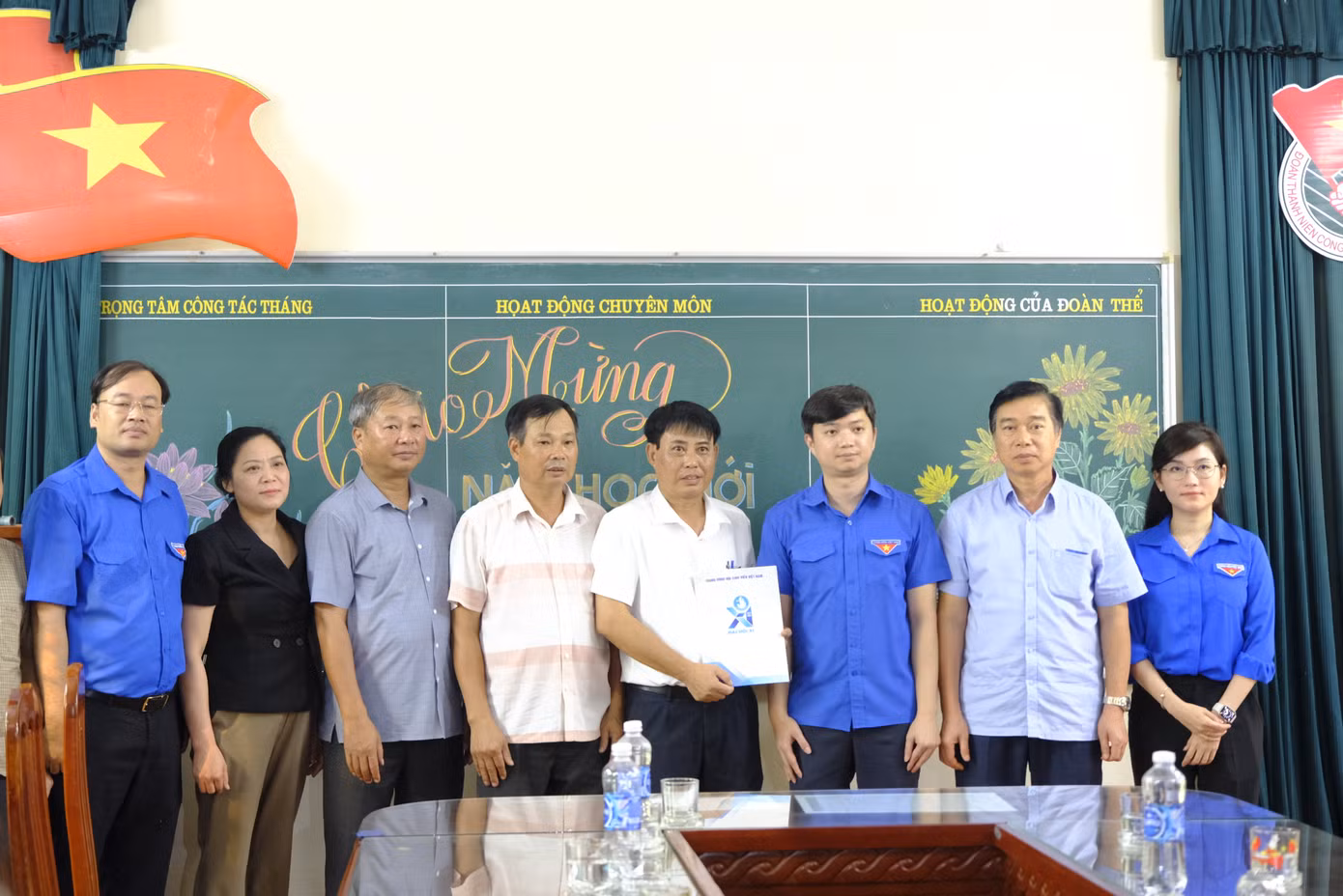 Đoàn công tác T.Ư Đoàn thăm, hỗ trợ kinh phí khắc phục sửa chữa do bị ảnh hưởng bởi mưa bão cho trường TH&amp;THCS Hồng Lý và tặng quà cho 20 hộ gia đình có hoàn cảnh khó khăn tại Làng chài Phú Chử (xã Việt Hùng, huyện Vũ Thư). Ảnh: Châu Linh