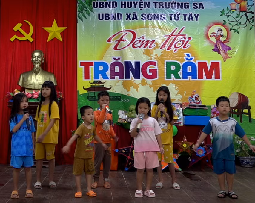 Chương trình văn nghệ Đêm hội trăng Rằm trên đảo Song Tử Tây.
