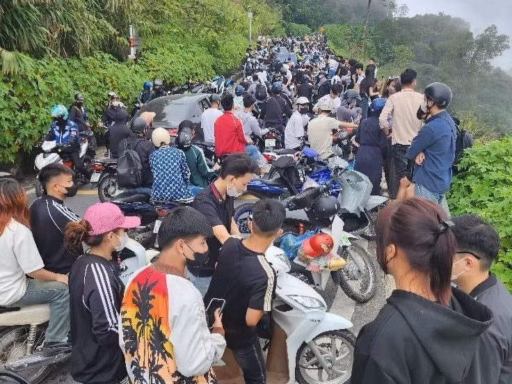 Tình trạng ùn tắc đã diễn ra trên một số cung đường hẹp khi có nhiều du khách dừng lại check-in. Bạn Nguyễn Thuỳ Chi (25 tuổi, sống ở Phú Thọ) cho biết: "Mình cùng bạn trai đã lên lịch trình từ 5h sáng để tới Vườn quốc gia sớm nhất với hy vọng né tắc đường. Tuy nhiên, chúng mình rất ngỡ ngàng bởi ngay từ hơn 7h sáng, đã có rất nhiều bạn trẻ xếp hàng chật kín để mua vé". Ảnh: Diệu Nhi