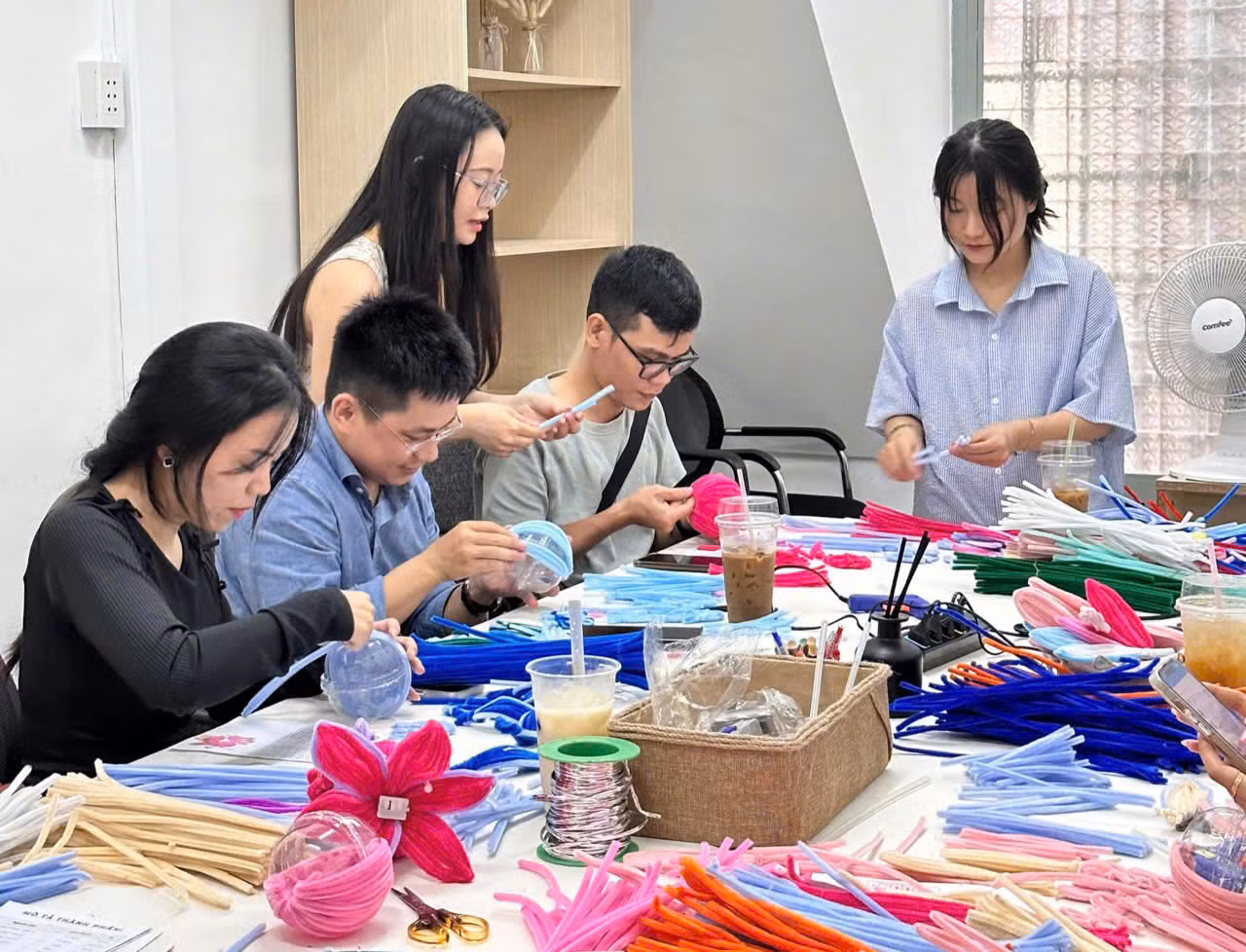 Các bạn trẻ tự tay làm ra những chiếc đèn lồng từ kẽm nhung trong buổi workshop.