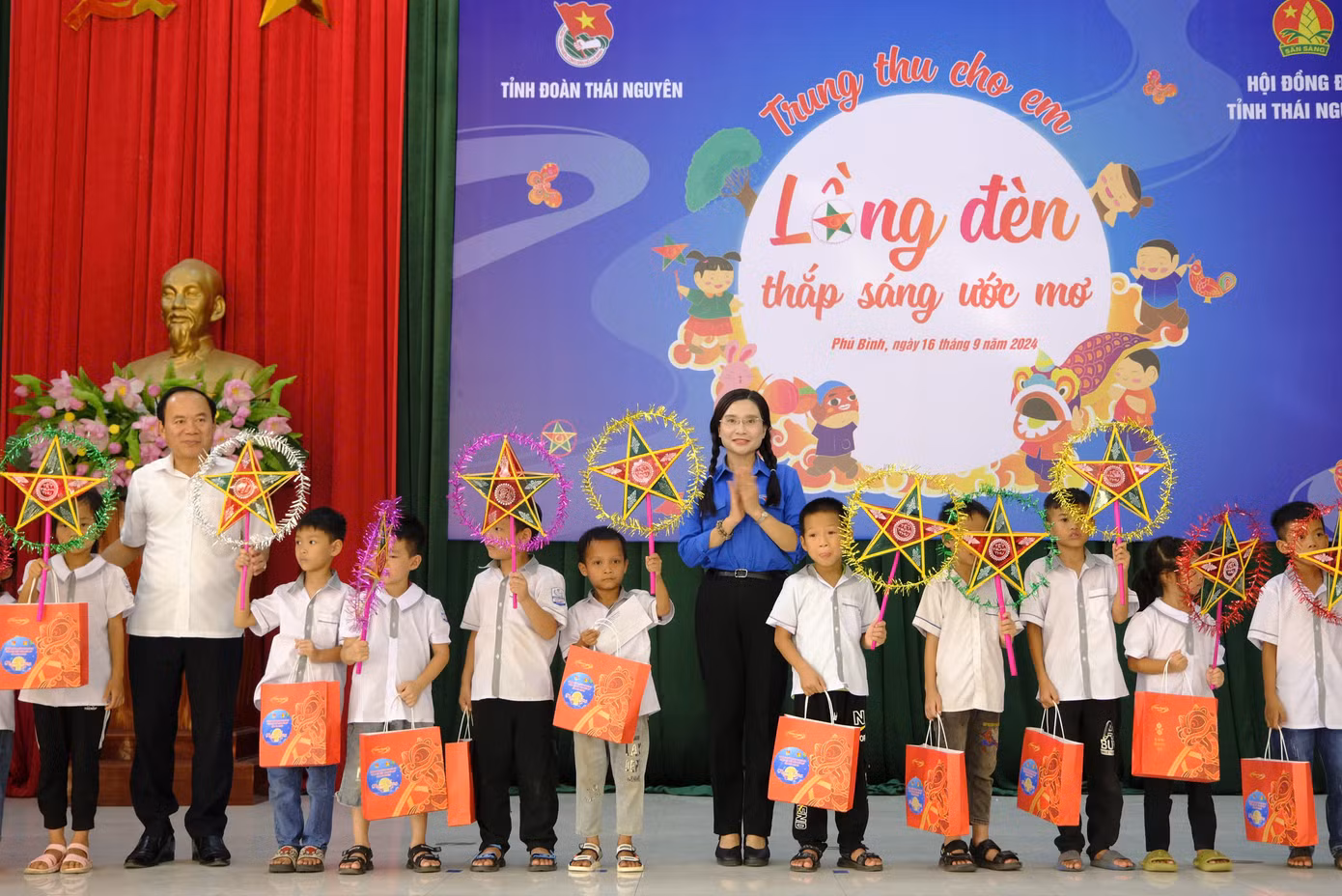 Dịp này, Trung ương Đoàn, Tỉnh Đoàn Thái Nguyên đã trao tặng 176 suất quà và 50 suất học bổng cho thiếu nhi trên địa bàn xã Bàn Đạt. Ảnh: Châu Linh