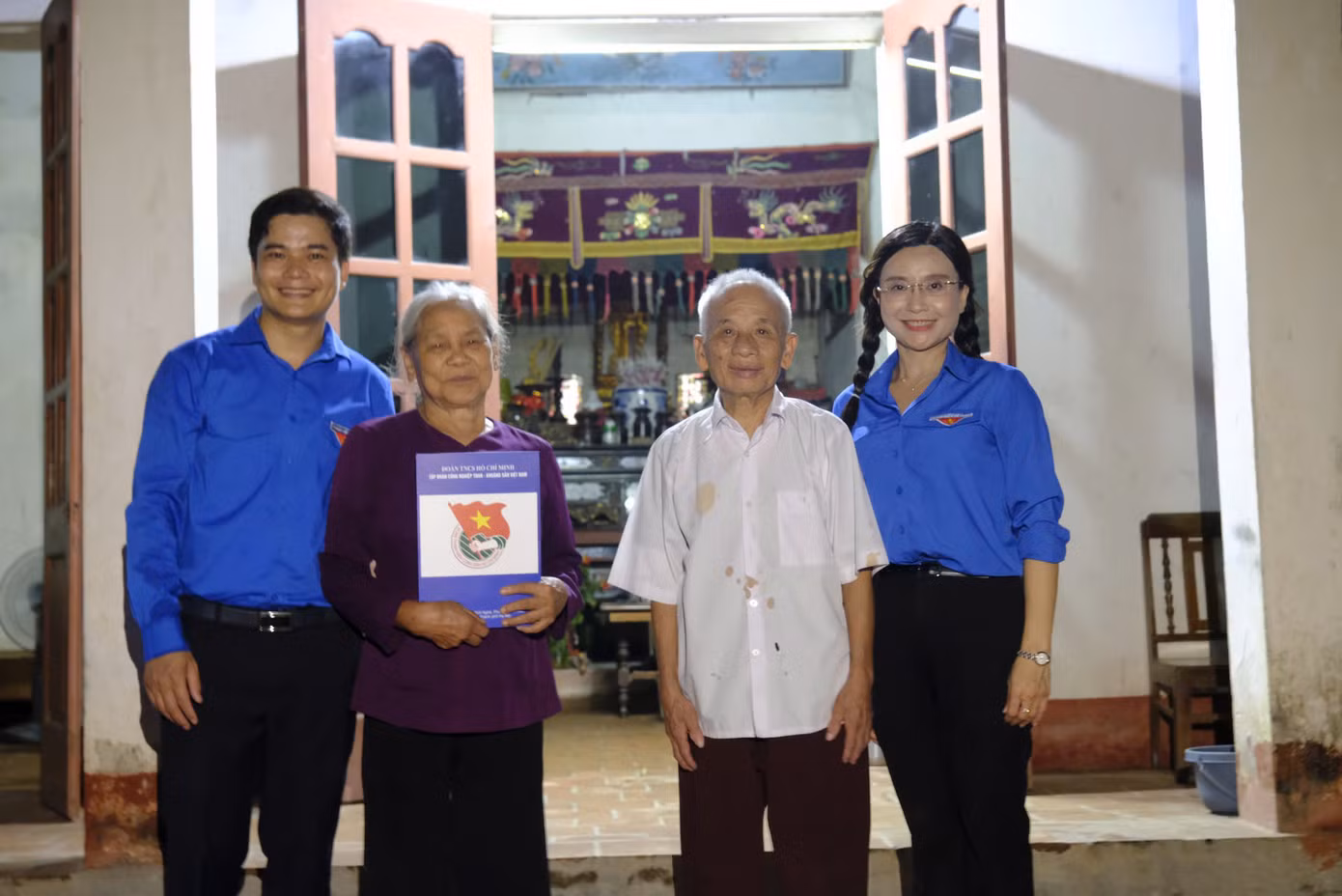 Chị Nguyễn Phạm Duy Trang trực tiếp đến thăm, tặng quà 5 gia đình hộ nghèo, cận nghèo bị ảnh hưởng bởi bão lũ tại thôn Phú Minh, xã Đào Xá, huyện Phú Bình. Ảnh: Châu Linh