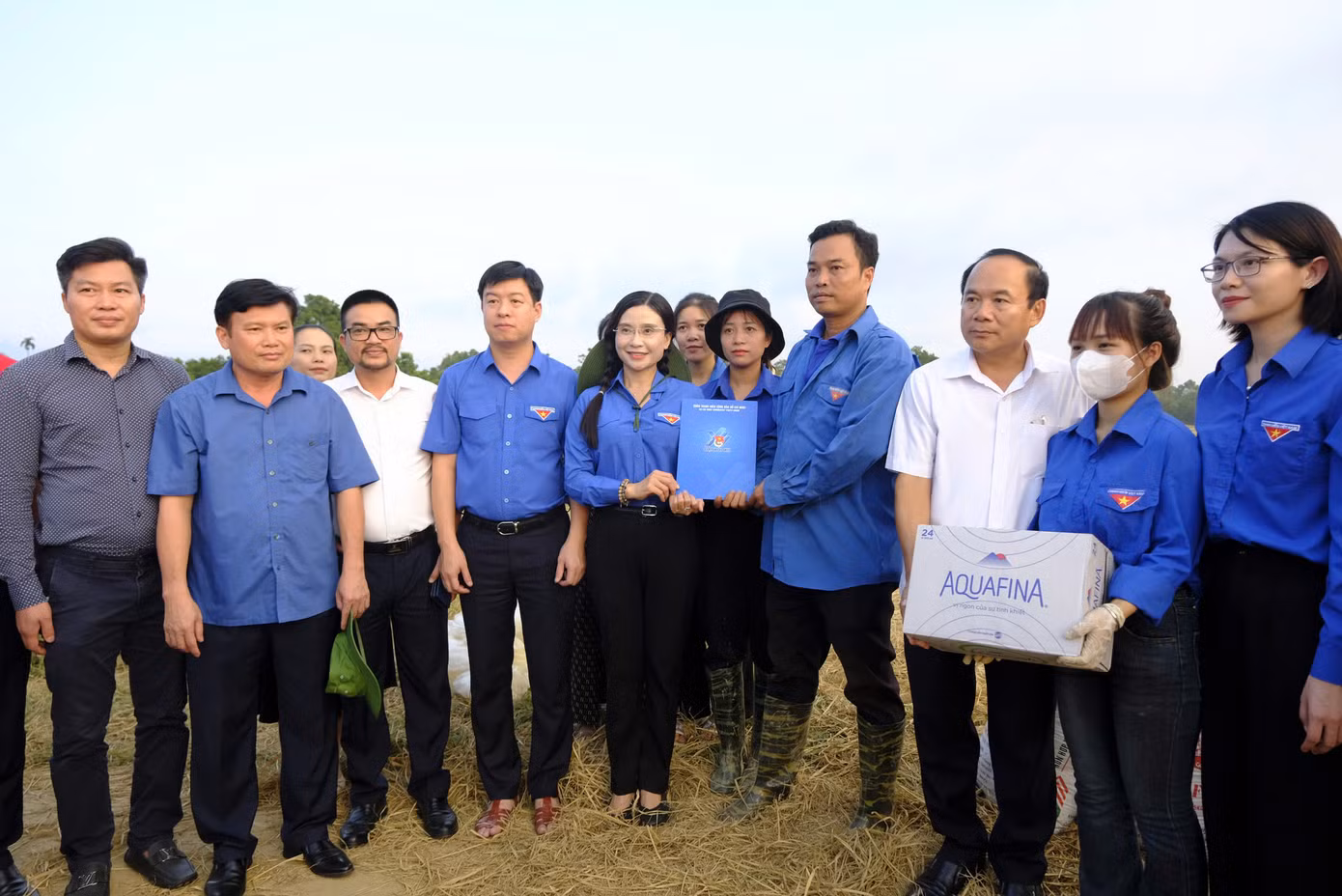 Chị Nguyễn Phạm Duy Trang thăm, động viên đội hình tình nguyện hỗ trợ bà con thu hoạch lúa tại thôn Phú Minh, xã Đào Xá, huyện Phú Bình. Ảnh: Châu Linh