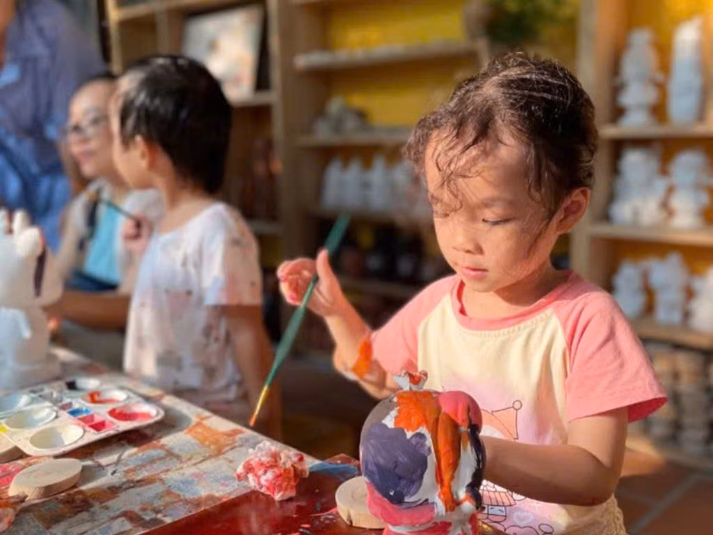 Các em nhỏ được bố mẹ dẫn tới tham gia workshop Trung thu tại tiệm trà gốm Bồ công anh để gây quỹ từ thiện.