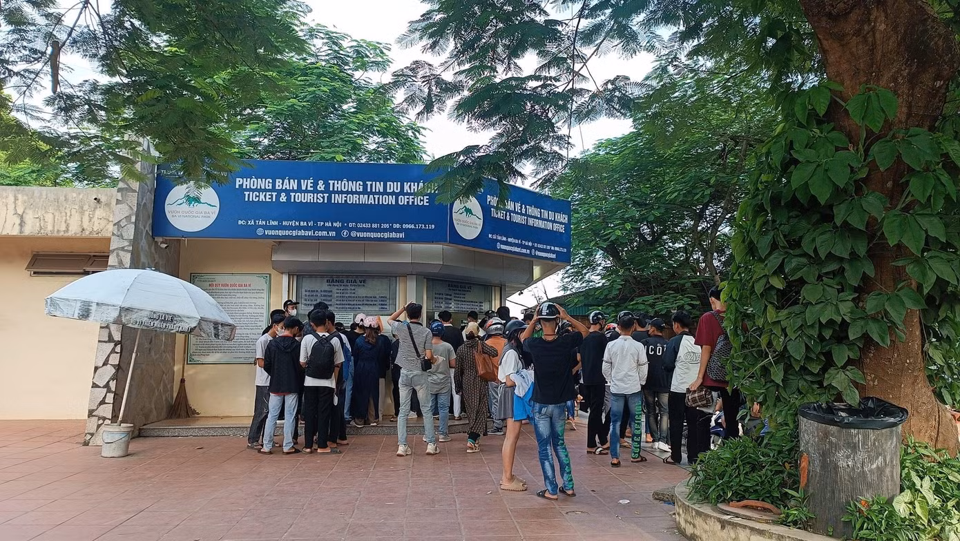 Vườn quốc gia Ba Vì là nơi có khí hậu trong lành, mát mẻ, có nhiều cảnh quan thiên nhiên ngoạn mục với nhiều con suối bắt nguồn từ núi rừng Ba Vì quanh năm nước chảy như Thiên sơn - Suối ngà, Ao Vua, Khoang Xanh, Hồ Tiên Sa. Đây cũng là nơi có nhiều di tích lịch sử, văn hóa như: đền Thượng, đền Trung, đền Hạ, đền thờ Bác Hồ, tháp Báo Thiên, động Ngọc Hoa.. Nơi đây là địa điểm nhiều du khách lựa chọn để trải nghiệm, tham quan và "chữa lành" dịp nghỉ lễ.