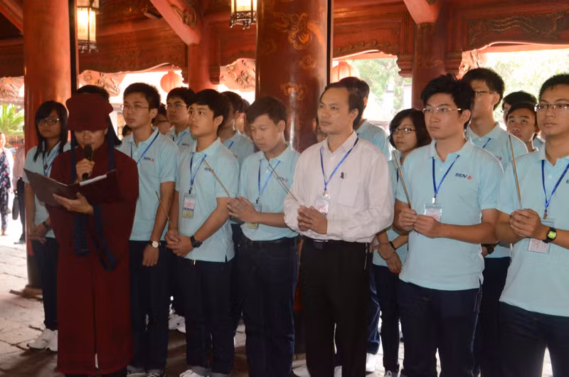 Lễ dâng hương, Lễ ghi danh Sổ vàng học sinh xuất sắc năm 2013 tại Văn Miếu 