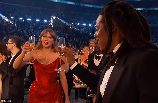 Taylor Swift được khen ngợi vì hành xử văn minh trước chiến thắng của đối thủ. Ảnh: Getty Images/CBS.
