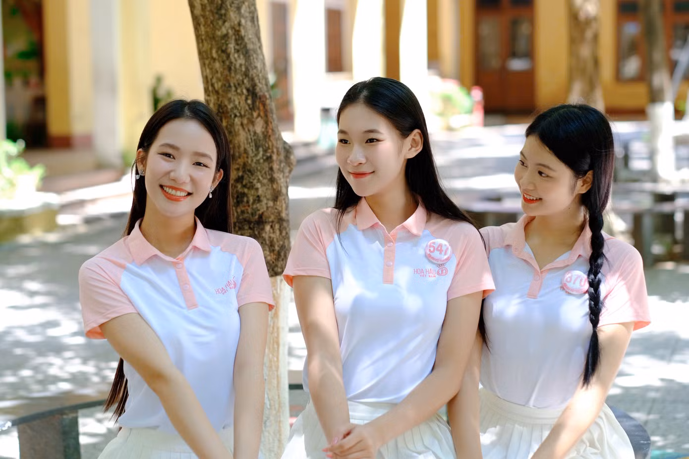 Các thí sinh khoe nhan sắc tươi trẻ, rạng rỡ trong ngày trở lại Huế.