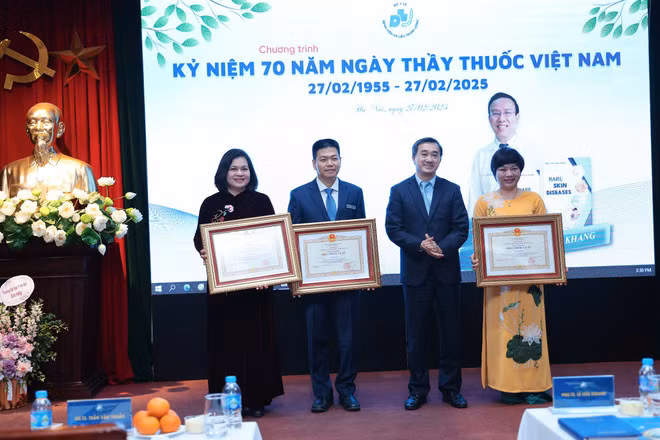 Thứ trưởng Bộ Y tế Trần Văn Thuấn trao danh hiệu Thầy thuốc ưu tú cho bác sĩ BV Da liễu Trung ương.