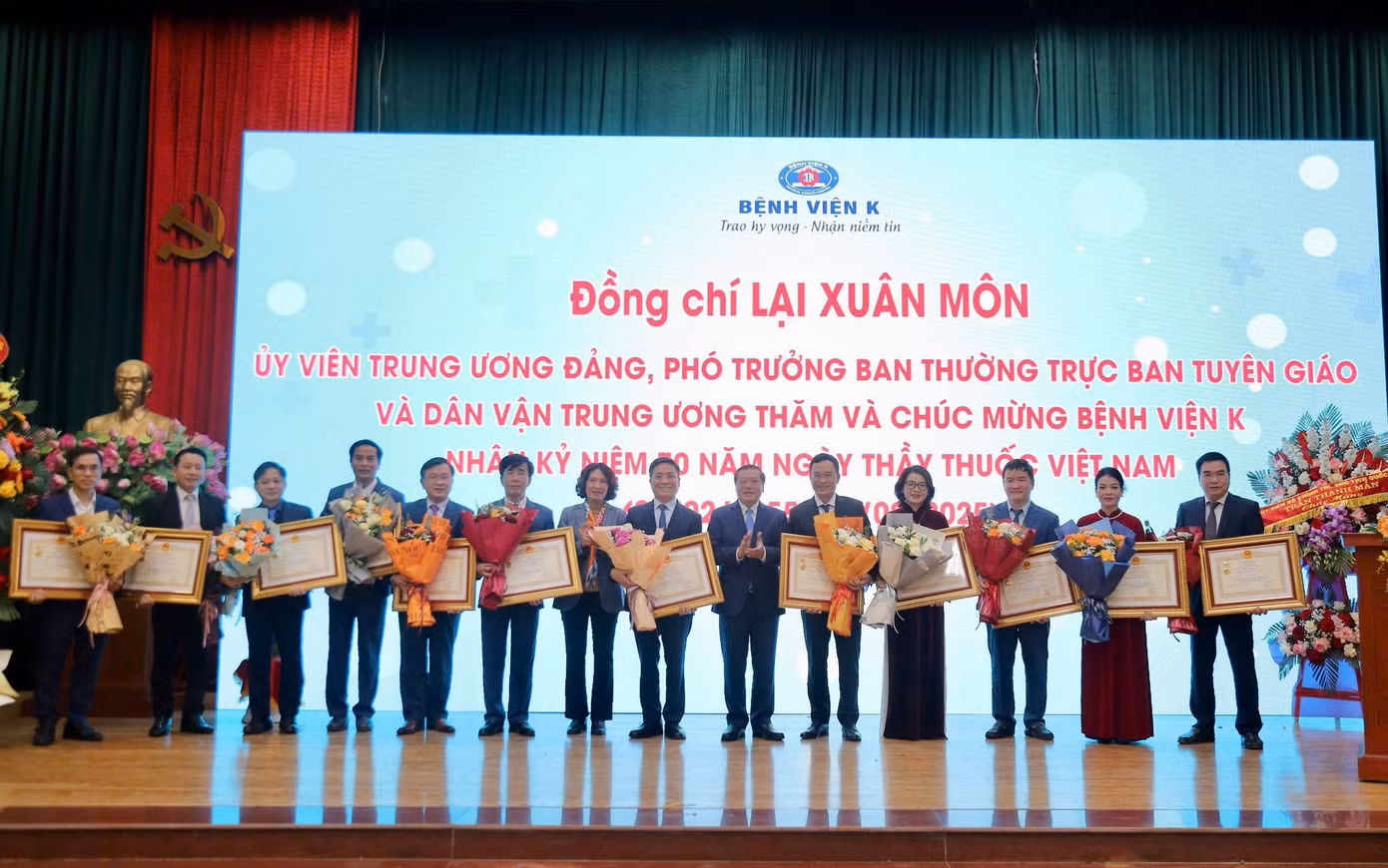 Thừa ủy quyền của Chủ tịch nước, Phó Trưởng ban Thường trực Ban Tuyên giáo và Dân vận Trung ương Lại Xuân Môn và Thứ trưởng Bộ Y tế Nguyễn Thị Liên Hương trao danh hiệu Thầy thuốc ưu tú cho các y bác sĩ Bệnh viện K.