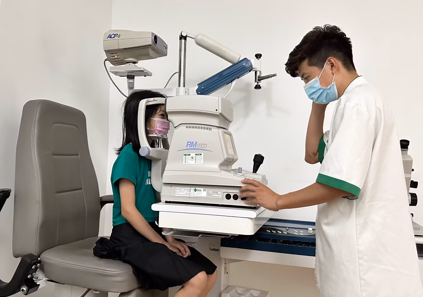 Bác sĩ khám cho bệnh nhi đau mắt đỏ. Ảnh: Như Ý