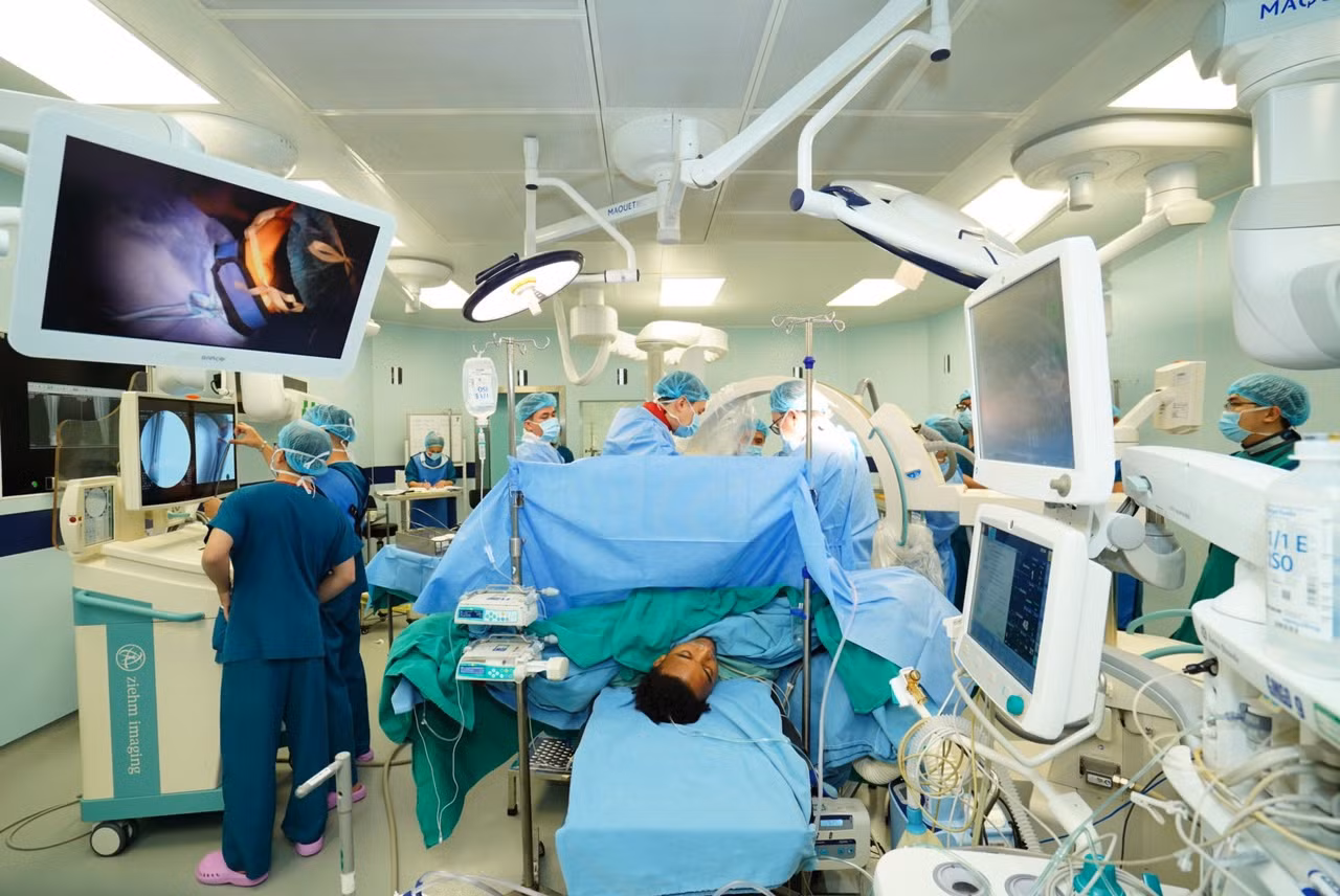 Toàn cảnh phòng phẫu thuật cho cầu thủ tiền đạo số 12 đội tuyển Việt Nam.