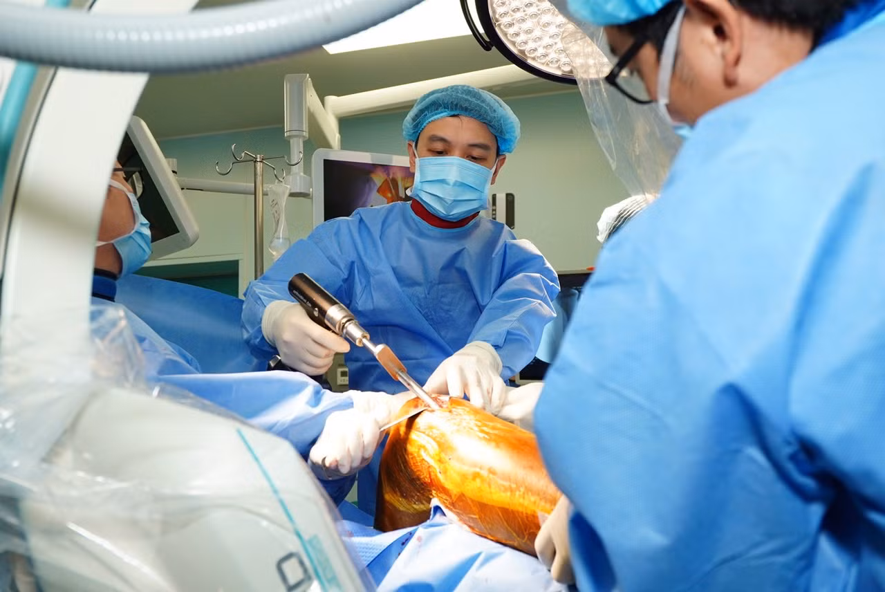 Bác sĩ thực hiện mũi khoan vào xương chân cầu thủ Xuân Son.